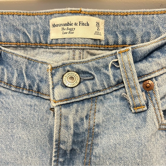 Abercrombie & Fitch The Baggy Low Rise Jeans Size 26 Light Wash Raw Hem - Picture 3 of 3